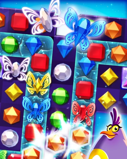 Skärmbild från Bejeweled Stars med ett ädelstensbräde mitt i en kombination